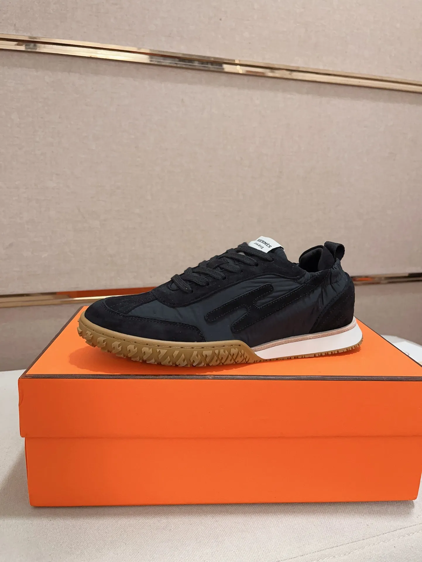 Men's men's shoes 💰: 720💰 Hermes top version # Couple style 💏 24ss casual sneakers Suede goatskin sneakers decorated with contrasting patterns and iconic "H" details, beautifully packaged at the delivery counter 🛍📦 Fabric: suede + cowhide Lining: mixed sheep lining Outsole: original TPU Bottom thickness: 2CM Size: 35-44
